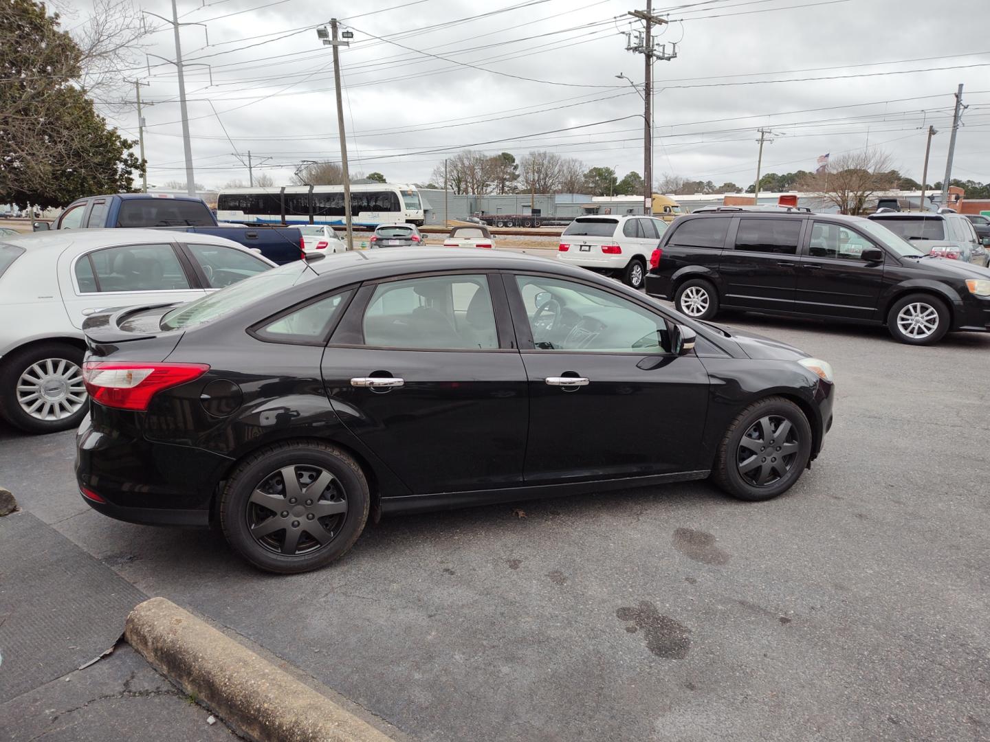 2014 Black Ford Focus (1FADP3F27EL) , Automatic transmission, located at 5700 Curlew Drive, Norfolk, VA, 23502, (757) 455-6330, 36.841885, -76.209412 - Photo#16